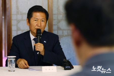 정청래 더불어민주당 대표가 10일 오후 서울 종로구 삼청동 총리공관에서 열린 고위당정협의회에 참석해 모두발언을 하고 있다.