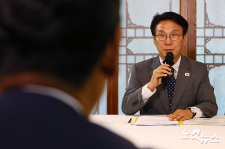 김민석 국무총리가 10일 오후 서울 종로구 삼청동 총리공관에서 열린 고위당정협의회에 참석해 모두발언을 하고 있다.