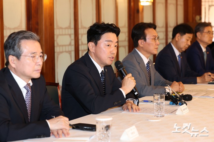강훈식 대통령실 비서실장이 10일 오후 서울 종로구 삼청동 총리공관에서 열린 고위당정협의회에 참석해 모두발언을 하고 있다.