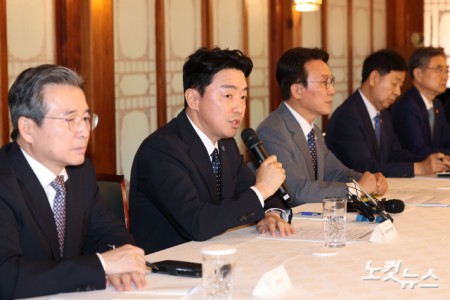 강훈식 대통령실 비서실장이 10일 오후 서울 종로구 삼청동 총리공관에서 열린 고위당정협의회에 참석해 모두발언을 하고 있다.