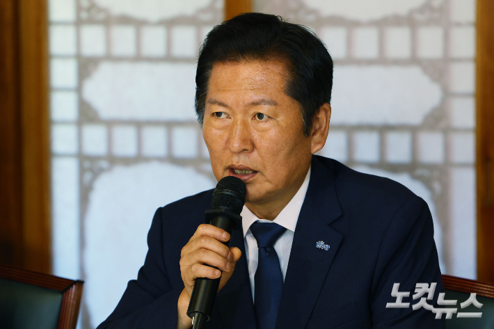 정청래 더불어민주당 대표가 10일 오후 서울 종로구 삼청동 총리공관에서 열린 고위당정협의회에 참석해 모두발언을 하고 있다. 류영주 기자