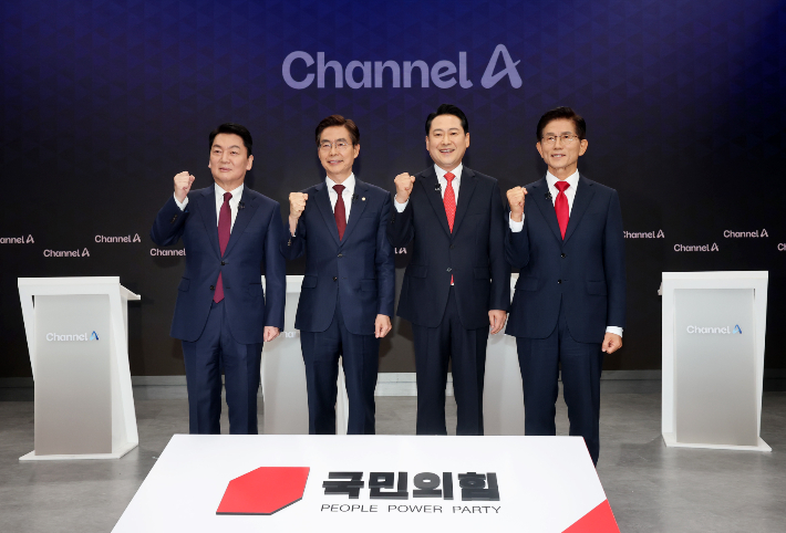 10일 서울 광화문 채널A스튜디오에서 국민의힘 8·22 전당대회 첫 방송토론회에 앞서 안철수(왼쪽부터), 조경태, 장동혁, 김문수 후보가 기념촬영을 하고 있다. 연합뉴스