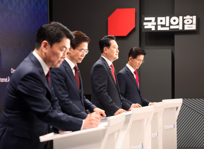 10일 서울 광화문 채널A스튜디오에서 국민의힘 8·22 전당대회 첫 방송토론회에 앞서 안철수(왼쪽부터), 조경태, 장동혁, 김문수 후보가 토론 준비를 하고 있다. 연합뉴스