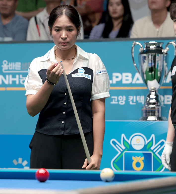 스롱 피아비가 10일 경기도 고양시 '고양 킨텍스 PBA 스타디움'에서 열린 2025-26시즌 3차 투어 '올바른 카드생활 NH농협카드 PBA 채리티 챔피언십' 여자부 결승에서 김민아를 상대로 경기를 펼치고 있다. PBA 