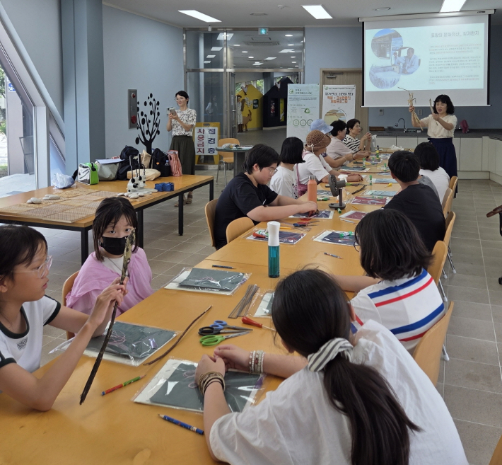 포항시는 지난 5일 '2025 도농공감 체험·관광 프로그램' 중 탁본고서 체험을 진행했다. 포항시 제공