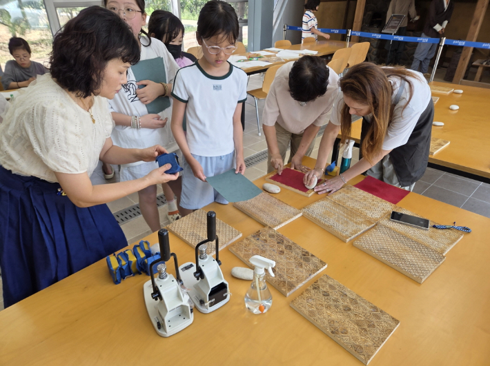 포항시는 지난 5일 '2025 도농공감 체험·관광 프로그램' 중 탁본고서 체험을 진행했다. 포항시 제공