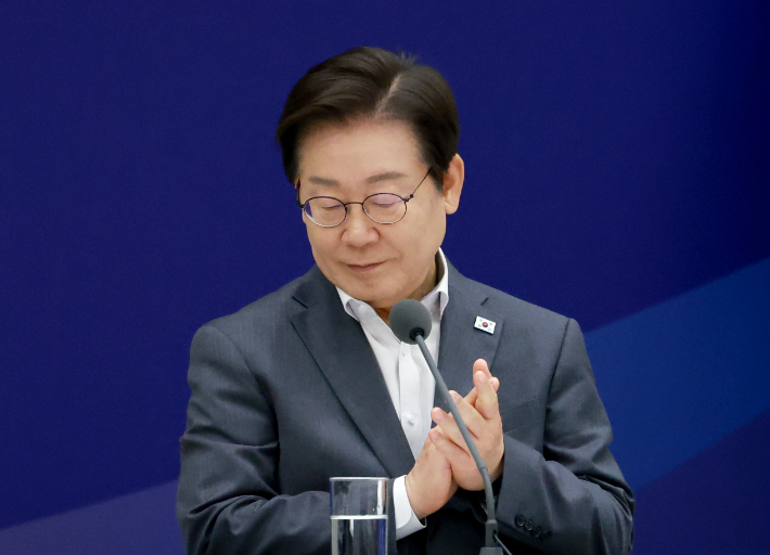 李대통령 국정지지도 56.5%…취임후 최저치[리얼미터]