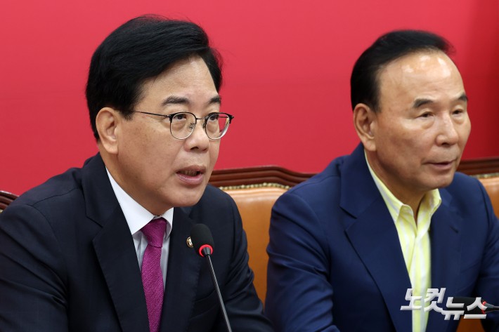 비상대책위원회의 발언하는 송언석 비대위원장 겸 원내대표