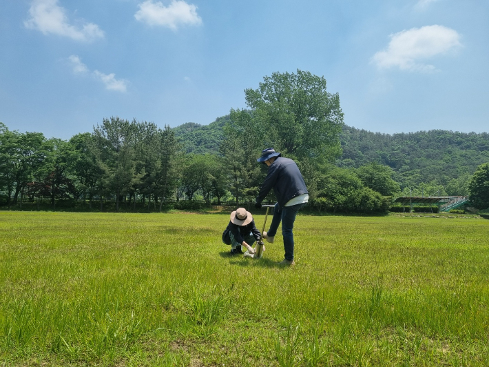 광주광역시 보건환경연구원은 최근 광주지역 파크골프장 5곳을 대상으로 잔류농약 안전성 조사를 실시한 결과, 모든 조사 지점에서 농약 성분이 검출되지 않았다고 11일 밝혔다. 광주시 제공