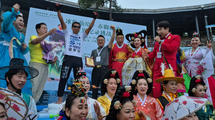 조승환 씨가 중국에서 '얼음 위 맨발 오래 서있기' 세계신기록을 경신했다. 고흥군 제공