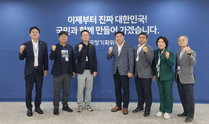 전라남도의회 '전라남도 통합대학교 국립의과대학 설립 지원 특별위원회'는 지난 8월 8일 국정기획위원회를 방문해 '전라남도 통합대학교 국립의과대학 설립'을 국정과제로 반영해 달라고 요청한 후 기념사진을 찍고 있다. 전남도의회 제공