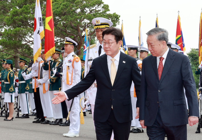 이재명 대통령과 또 럼 베트남 당 서기장이 11일 서울 용산 대통령실 청사에서 열린 국빈 방한 공식 환영식에서 의장대 사열을 마친 뒤 이동하고 있다. 연합뉴스