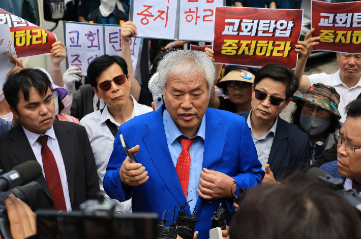 경찰, '법원 폭동 배후 의심' 전광훈에 횡령 혐의…출국금지