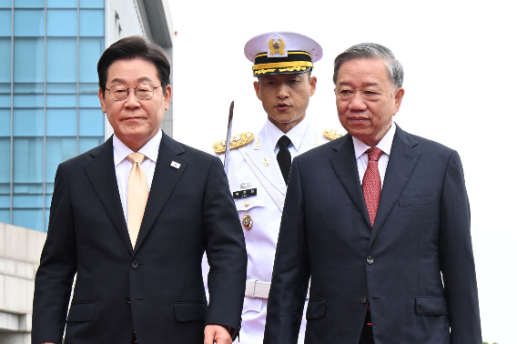 이재명 대통령이 11일 서울 용산 대통령실 청사에서 열린 또 럼 베트남 당 서기장 국빈 방한 공식 환영식에서 또 럼 서기장과 함께 의장대를 사열하고 있다. 연합뉴스