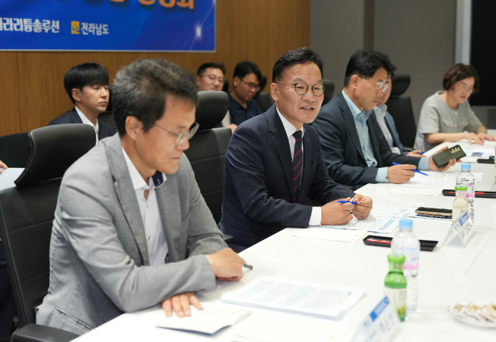 강위원 전라남도 경제부지사가 12일부터 3일간 석유화학·이차전지·우주항공 등 산업의 핵심 거점을 직접 살피는 가운데 포스코필바라리튬솔루션을 방문해 회사 관계자들과 간담회를 갖고 있다. 전라남도 제공 