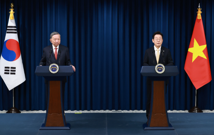 이재명 대통령이 11일 서울 용산 대통령실 청사에서 열린 한·베트남 공동언론발표에서 발언하고 있다. 이 대통령 왼쪽은 또 럼 베트남 당 서기장. 연합뉴스