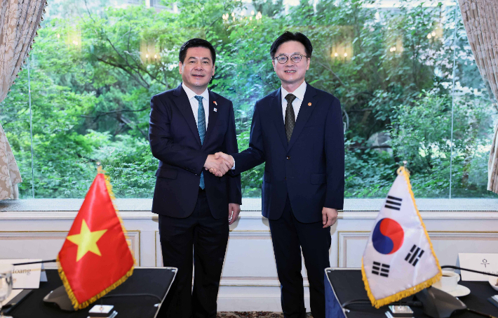 김정관 산업통상자원부 장관은 11일 서울 소공동 롯데호텔에서 또 럼(To Lam) 베트남 당 서기장 방한 계기에 응우옌 홍 지엔(Nguyen Hong Dien) 베트남 산업무역부 장관과 면담을 갖고, 한-베트남 양국 간 교역·투자 등 협력 방안을 논의한 후 핵심광물 공급망 기술협력센터 협의의사록(ROD) 교환식을 가졌다. 산업통상자원부 제공