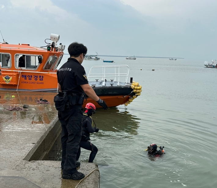 수중 수색에 나서는 평택해양경찰서. 평택해양경찰서 제공
