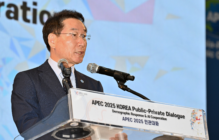 유정복 인천광역시장이 11일 송도컨벤시아에서 열린 APEC 2025 민관 대화에서 축사를 하고 있다. 인천시 제공