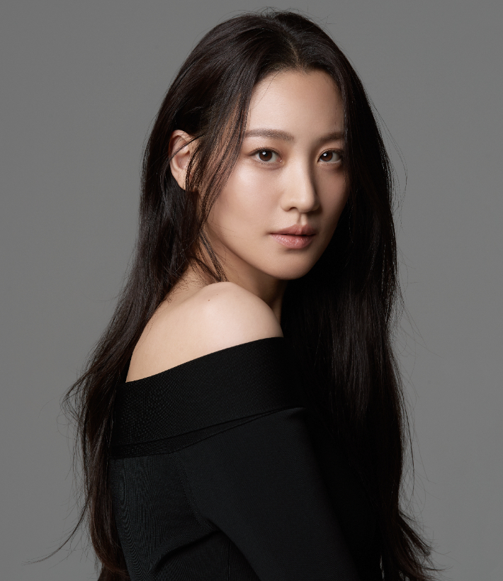 제30회 부산국제영화제 폐막식 사회자, 배우 수현 단독 선정