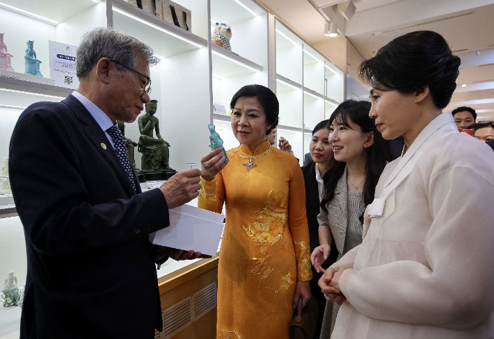 김혜경 여사와 또 럼 베트남 당 서기장의 배우자 응오 프엉 리 여사가 11일 서울 용산구 국립중앙박물관 기념품점에서 상품을 보고 있다. 왼쪽은 유홍준 관장. 연합뉴스