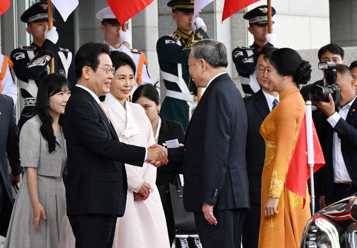 이재명 대통령과 김혜경 여사가 11일 서울 용산 대통령실 청사에서 국빈 방문한 또 럼 베트남 당 서기장 부부를 맞이하고 있다. 연합뉴스