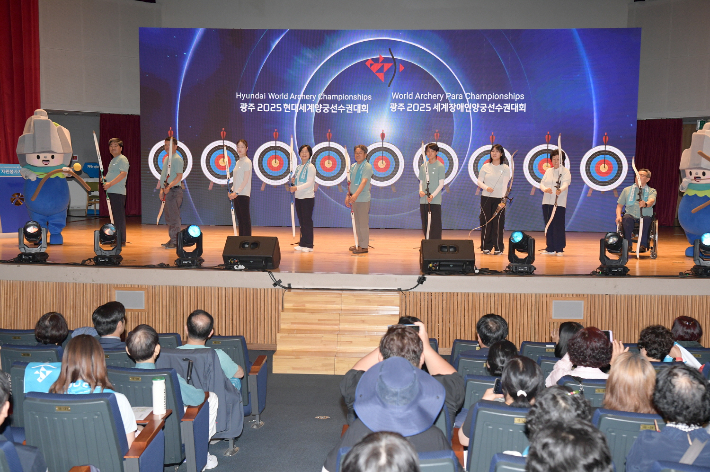 광주광역시와 세계양궁선수권대회조직위원회는 11일 시청 대회의실에서 '광주 2025 세계양궁선수권대회 및 세계장애인양궁선수권대회' 자원봉사자 발대식을 열고 본격적인 대회 준비에 돌입했다. 광주시 제공