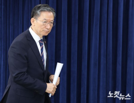 정성호 법무부 장관이 11일 오후 서울 종로구 정부서울청사 브리핑룸에서 8.15 광복절 특별 사면 명단을 발표하고 있다.