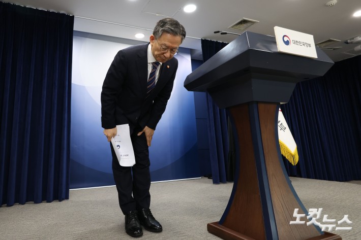 정성호 법무부 장관이 11일 오후 서울 종로구 정부서울청사 브리핑룸에서 8.15 광복절 특별 사면 명단을 발표하고 있다.