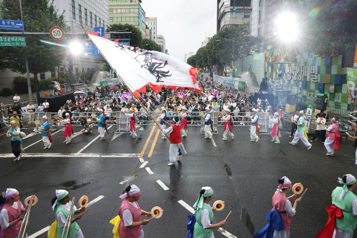 대전 0시 축제는 오는 16일까지 대전역에서 옛 충남도청사까지 1km 구간에 걸쳐 펼쳐진다. 대전시 제공