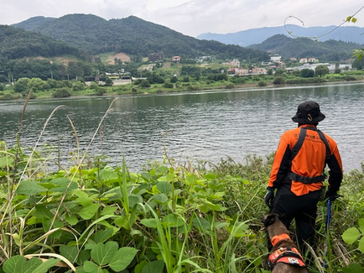경기북부특수대응단 소속 소방관과 구조견이 지난 9일 가평 폭우 실종자를 수색하고 있다. 경기북부소방재난본부 제공