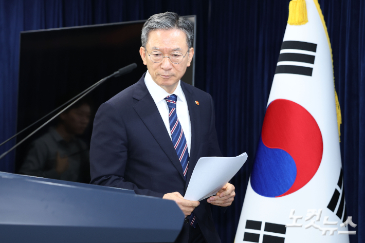 정성호 법무부 장관이 11일 오후 서울 종로구 정부서울청사 브리핑룸에서 8.15 광복절 특별 사면 명단을 발표하기 위해 입장하고 있다. 류영주 기자