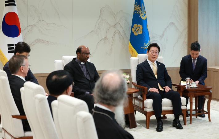 이재명 대통령이 11일 용산 대통령실에서 세계교회협의회(WCC) 제리 필레이 총무를 만나고 있다. 2025.8.11 [대통령실통신사진기자단]
