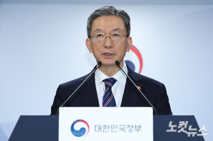 정성호 법무부 장관이 11일 오후 서울 종로구 정부서울청사 브리핑룸에서 8.15 광복절 특별 사면 명단을 발표하고 있다. 류영주 기자