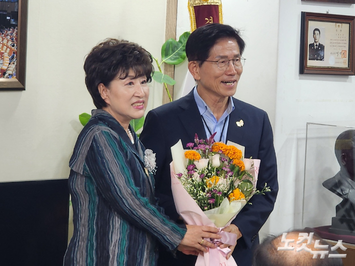국민의힘 김문수 당대표 후보가 김석기 국회의원(경북 경주)의 아내인 강미랑 여사로부터 꽃다발을 전달받고 있다. 문석준 기자