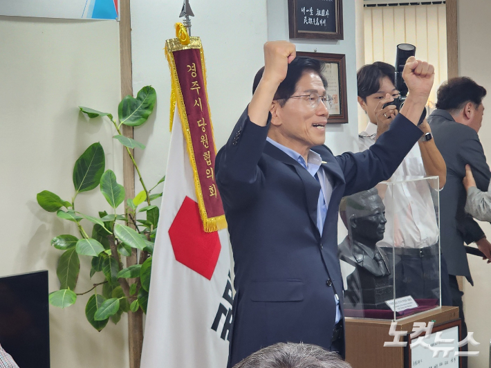 김문수 국민의힘 당대표 후보가 경주시당협 사무실을 찾아 주먹을 불끈 쥐며 지지를 호소하고 있다. 문석준 기자