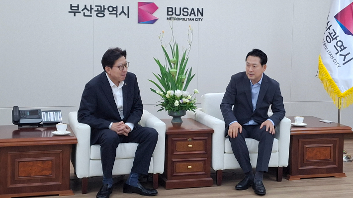 11일 국민의힘 당대표 후보인 장동혁 의원이 부산시청을 찾아 박형준 시장을 만났다.강민정 기자 