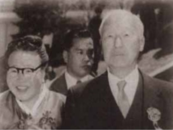 이승만 대통령(우측)과 임영신 장관(좌측). 임영신은 이승만 정권의 상공부 장관을 지냈다. 국회보 2014년 11월호 