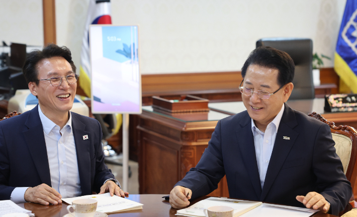 김영록 전라남도지사가 11일 김민석 국무총리를 면담, 국립의대 설립, 서남권 에너지 혁신성장벨트 구축, 석유화학·철강산업 위기 극복 등 지역 핵심 현안을 건의하며, 지원을 요청하고 있다. 전라남도 제공