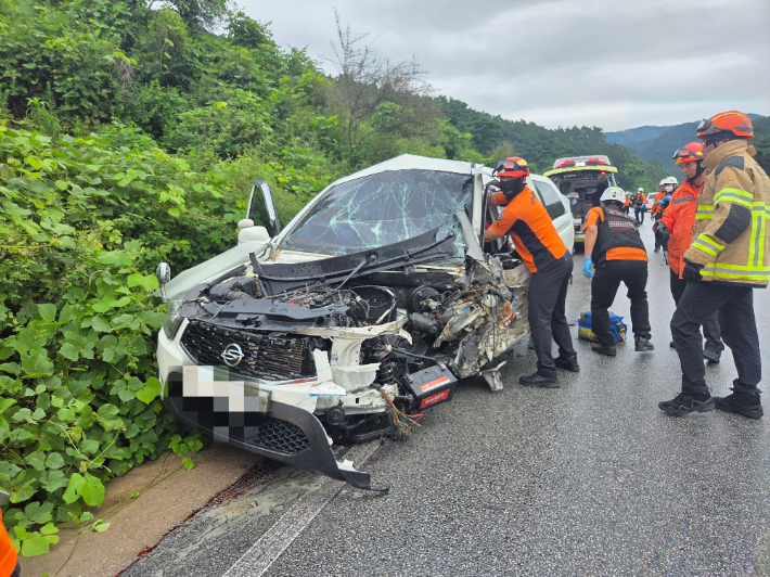 경사로 내려오다 중앙선 넘어 1톤 트럭 받은 SUV…60대 운전자 숨져