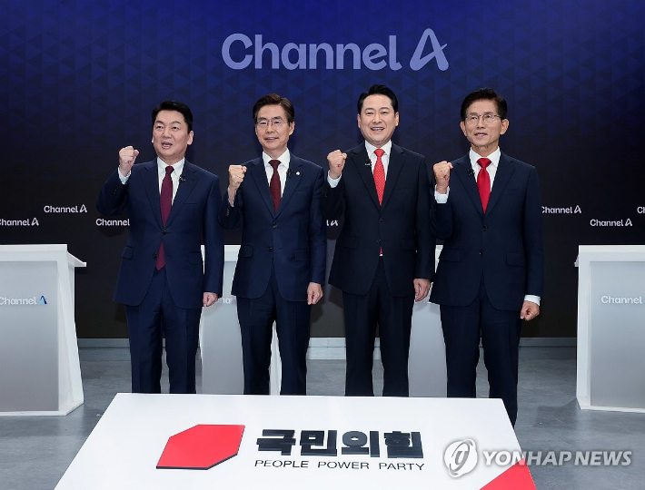 (서울=연합뉴스) 10일 서울 광화문 채널A스튜디오에서 국민의힘 8·22 전당대회 첫 방송토론회에 앞서 안철수(왼쪽부터), 조경태, 장동혁, 김문수 후보가 기념촬영을 하고 있다. 2025.8.10 [국회사진기자단] photo@yna.co.kr 연합뉴스