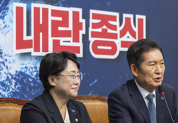 더불어민주당 정청래 대표와 조국혁신당 김선민 당 대표 권한대행이 5일 국회에서 만나 대화하고 있다. 연합뉴스