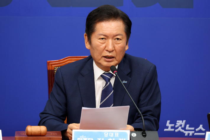 더불어민주당 정청래 대표가 11일 서울 여의도 국회에서 열린 최고위원회의에서 발언을 하고 있다. 윤창원 기자