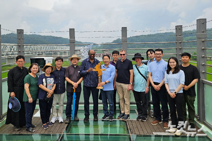 임진강 독개다리 방문한 제리 필레이 총무와 WCC 방문단.
