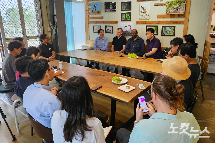 WCC 방문단이 경기도 파주 한반도카페 플라츠907에서 접경지역 주민들과 만나 대화하고 있다.