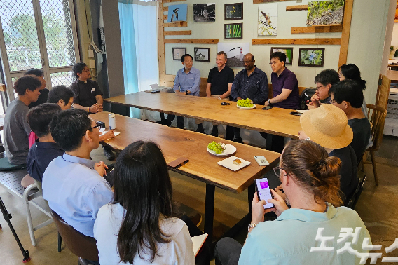 WCC 방문단이 경기도 파주 한반도카페 플라츠907에서 접경지역 주민들과 만나 대화하고 있다.