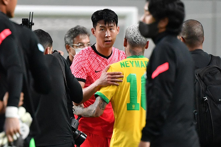 2일 오후 서울월드컵경기장에서 열린 축구 국가대표 평가전 대한민국과 브라질의 경기를 마친 손흥민과 네이마르가 인사하고 있다. 박종민 기자