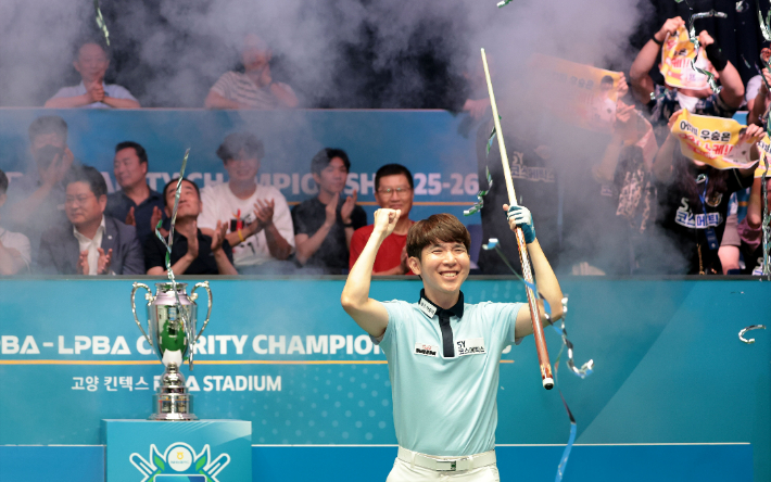 모리가 11일 경기도 고양시 '고양 킨텍스 PBA 스타디움'에서 열린 2025-26시즌 3차 투어 '올바른 생활카드 NH농협카드 PBA 채리티 챔피언십 25-26' 남자부 우승을 차지한 뒤 기뻐하고 있다. PBA