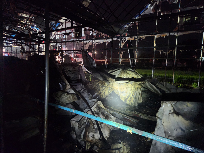 지난 12일 오전 1시 14분쯤 전북 군산시 서수면의 한 비닐하우스에서 불이 나 소방 추산 4631만 원의 재산 피해가 발생했다. 전북소방본부 제공