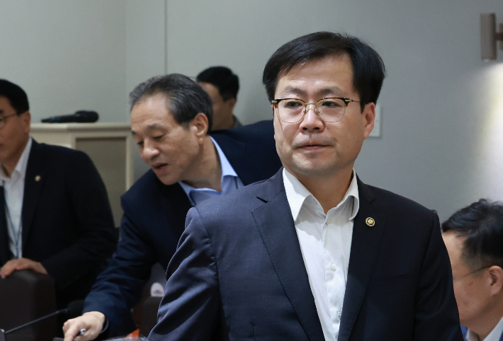여한구 산업통상자원부 통상교섭본부장이 11일 서울 용산 대통령실 청사에서 이재명 대통령 주재로 열린 임시 국무회의에 참석하고 있다. 연합뉴스